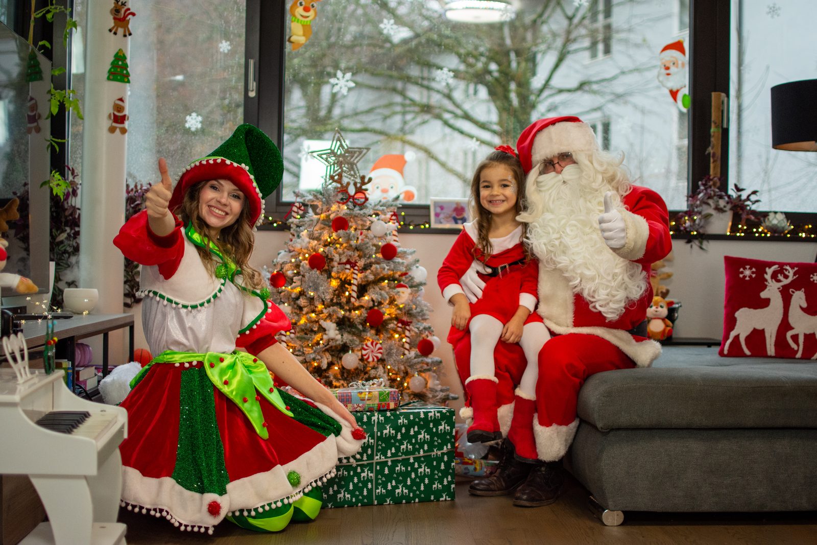 Der Weihnachtsmann kommt zu Besuch, mit seinem kleinen Elf