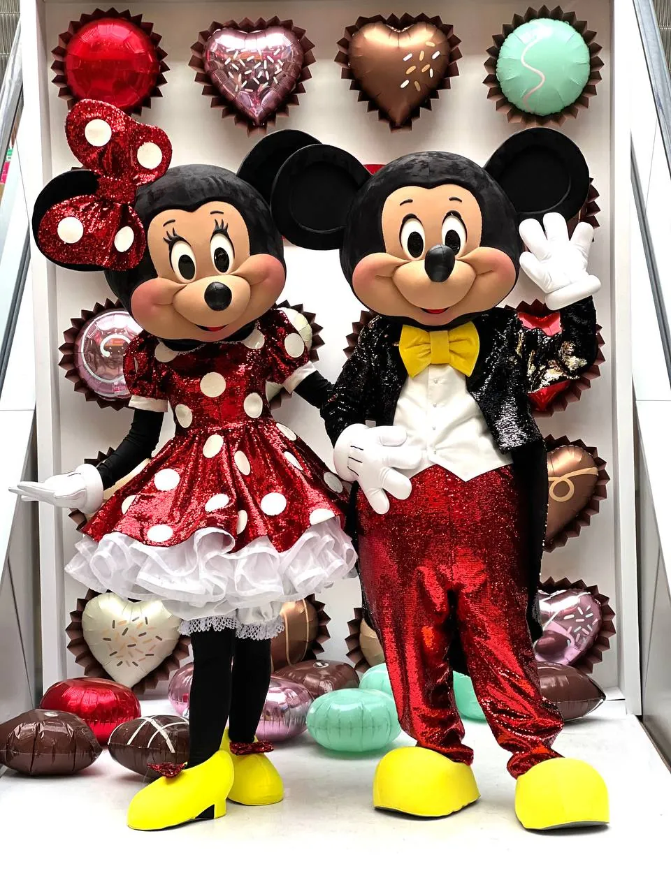 Maskottchen von Hello Party an einem Kindergeburtstag