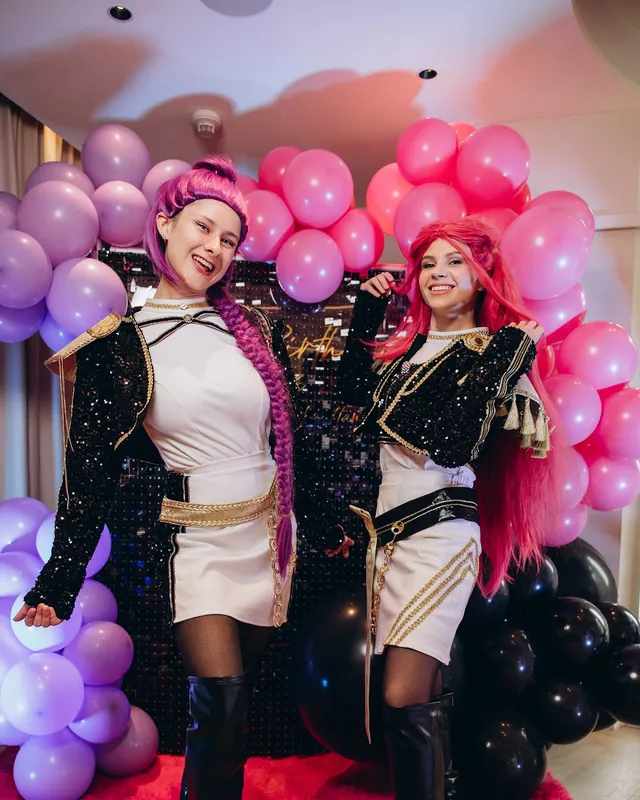 Два аниматора Hello Party в костюмах